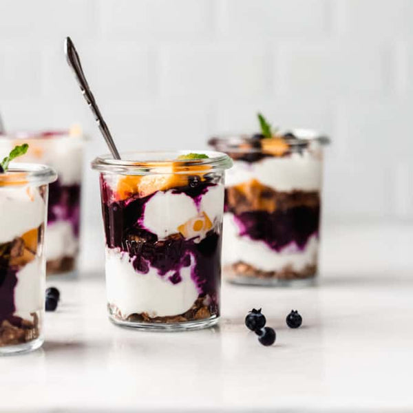Krémes joghurt pohár áfonyalekvárral és gyümölccsel